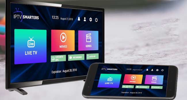 IPTV Smarters Pro-grensesnitt vist på både TV og smarttelefon, med fargerike menyfliser for Live TV, Filmer og Serier.