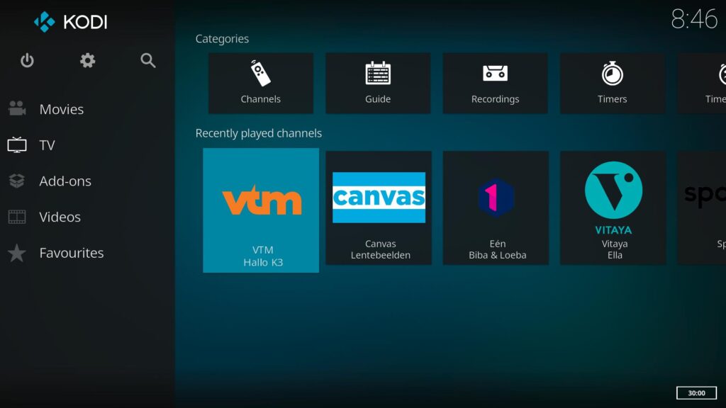 Kodi mediesenter TV-grensesnitt som viser IPTV-integrasjon med kategorier for Kanaler, Guide, Opptak og nylig avspilte kanaler.